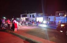 Aseguran que durante la noche varias personas realizaron excavaciones y conectaron mangueras en la entrada del fraccionamiento