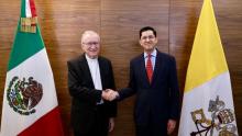 El canciller Roberto Velasco recibe al secretario de Estado del Vaticano para reunión de trabajo