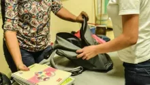 Revisión de mochilas en escuelas 