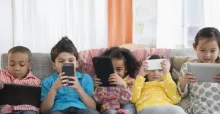 "La edad correcta para dar un teléfono a las infancias es cuando quieres que dejen de leer", advierte experto