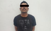 Un adolescente de 15 años y una niña de 12 subían por las escaleras cuando encontraron al hombre desnudo dentro de un baño y con la puerta abierta