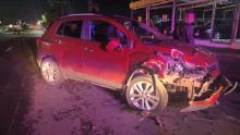 El vehículo terminó destrozado de la parte frontal y el automovilista fue llevado ante un juez municipal al comprobar su estado de ebriedad