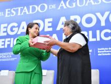 Tere Jiménez entrega apoyos de la beneficiencia pública en Aguascalientes