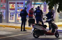 El delincuente amagó a la empleada directamente en la zona de cajas y, tras obtener el efectivo, escapó corriendo por calles de Jardines de las Fuentes
