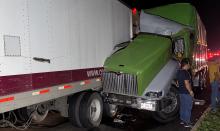 El accidente ocurrió frente a Nissan 2, cuando un tráiler intentó cambiarse al carril izquierdo y se atravesó en la trayectoria de un camión de carga