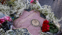 Reparan la estrella de Dolly Parton en el Paseo de la Fama tras ser vandalizada días después de su muerte