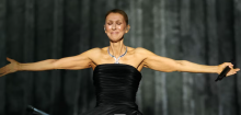 Céline Dion rompe en llanto durante su regreso a los escenarios en París