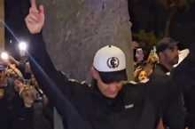 Robbie Williams canta para sus fans afuera de su hotel en Perú tras cancelación de concierto