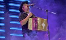 Remmy Valenzuela se gana al público de San Francisco de los Romo, Aguascalientes