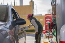 Mujeres despachadoras de gasolina