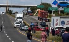 La víctima, de 61 años, quedó prensada tras el impacto de un auto contra un camión de personal en la 45 sur
