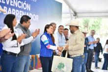 Pequeños productores de Aguascalientes reciben apoyo para proteger a su ganado del gusano barrenador