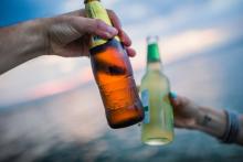 Jóvenes ya no toman alcohol; cerveceros locales identifican bajas en 25% de ventas 