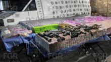 El cargamento salió de Chihuahua con destino a Jalisco dentro de un remolque para ganado; una puerta escondida entre la paja ocultaba además 11 armas de fuego