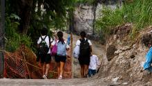 Estudiantes de la Universidad Tecnológica cruzando socavón