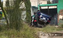 La uniformada que iba al volante no sufrió lesiones a pasar de que la unidad abrió un boquete en la barda de una vivienda de Municipio Libre