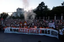 Protesta masiva en Madrid por desahucio de adulta mayor tras 70 años; Sindicato de Inquilinas convoca acampada en Sol