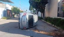 Ignoró el señalamiento de alto y su Renault Logan terminó recostado sobre uno de sus costados tras ser impactado por un Volkswagen Golf 
