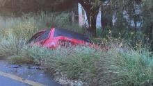 Al intentar incorporarse a la carretera federal impactó un vehículo de carga y terminó fuera de la carretera