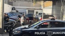 Dueño y empleado fueron encerrados en la oficina mientras los sujetos se llevaban las camionetas