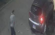 Antes de darse a la fuga vandalizaron el auto en el que viajaba la mujer al momento del incidente