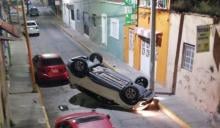 Chocó contra un automóvil estacionado y terminó con las llantas hacia arriba. Increíblemente, salió ileso del aparatoso accidente