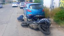 El religioso conducía un Jetta cuando le cerró el paso a un oficial del Grupo Pegaso. La motocicleta terminó estrellándose contra un automóvil estacionado