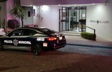 Uno de los hampones vigilaba desde el exterior mientras su cómplice amenazaba al personal de recepción para apoderarse de una fuerte suma de dinero