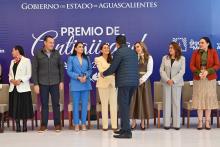 Tere Jiménez entrega reconocimientos por antigüedad a servidores públicos de Aguascalientes