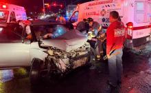 Fue impactado por otro automóvil y terminó derribando cuatro bolardos antes de estrellarse contra el portón de un negocio