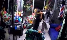 El presunto delincuente fingió ser un cliente más, pero cuando anunció el asalto, el encargado reaccionó con una lluvia de golpes que quedó grabada en video