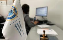 Un juez ordenó que no pueda convivir con el niño mientras continúa la investigación