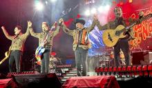 Los Tigres del Norte ofrecen concierto de 3 horas lleno de clásicas baladas y corridos 