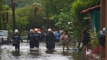 El huracán "Simón" tocará tierra a medianoche; se mantiene como categoría 3