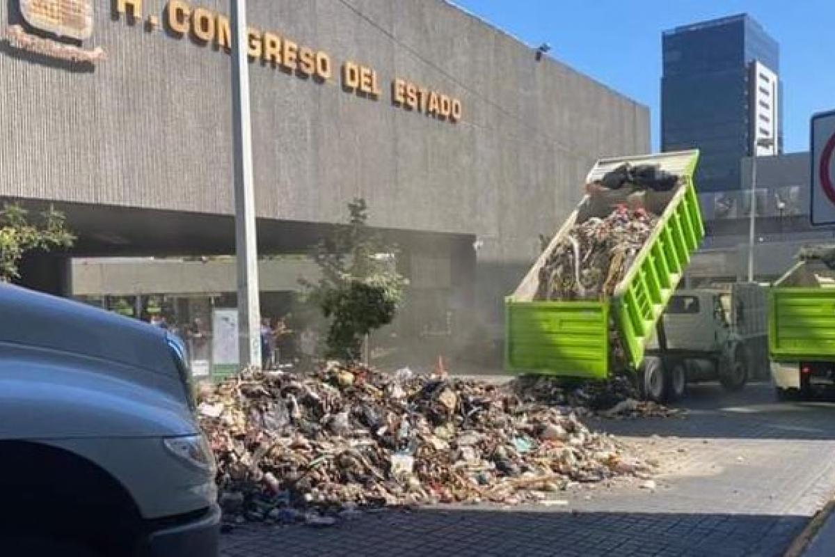 Vacían camiones de basura en el Congreso de NL por propuesta de ...