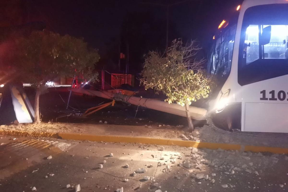 Urbanero borracho deja sin luz a 3 colonias al impactar un poste de la ...