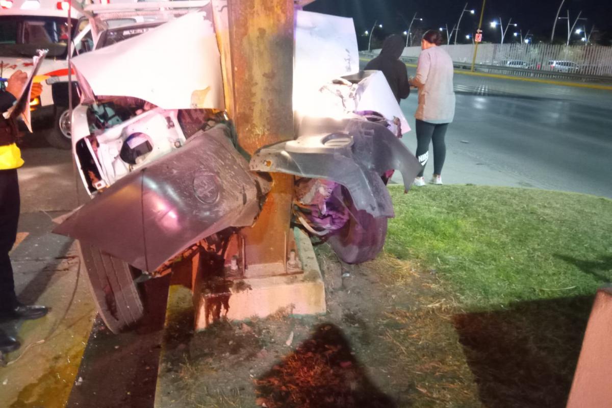Camioneta fuera de control se impactó contra el poste del semáforo y el ...