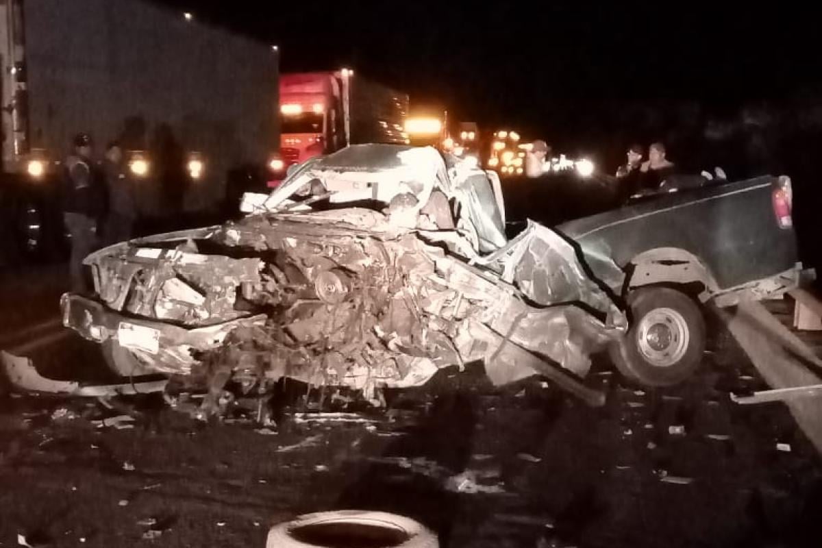 Conductor de camioneta termina prensado y muerto tras chocar contra un ...