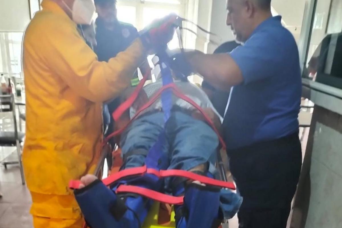 Falló un elevador y cayó de una altura de 6 metros y un hombre resultó ...