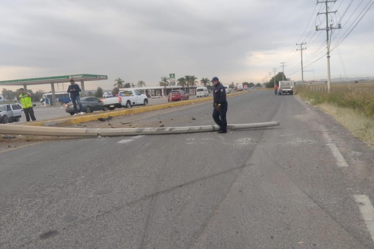 Conductor se impacta contra un poste en la 45 norte y deja abandonado ...
