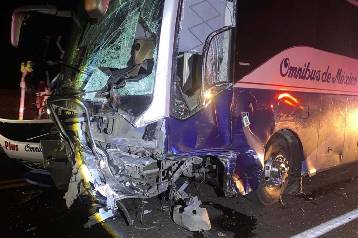 Fatal choque frontal entre un autobús de pasajeros y una camioneta | BI ...