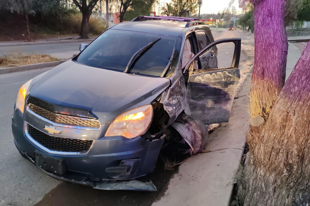 Un árbol y un poste se atravesaron en el camino de un borracho ...