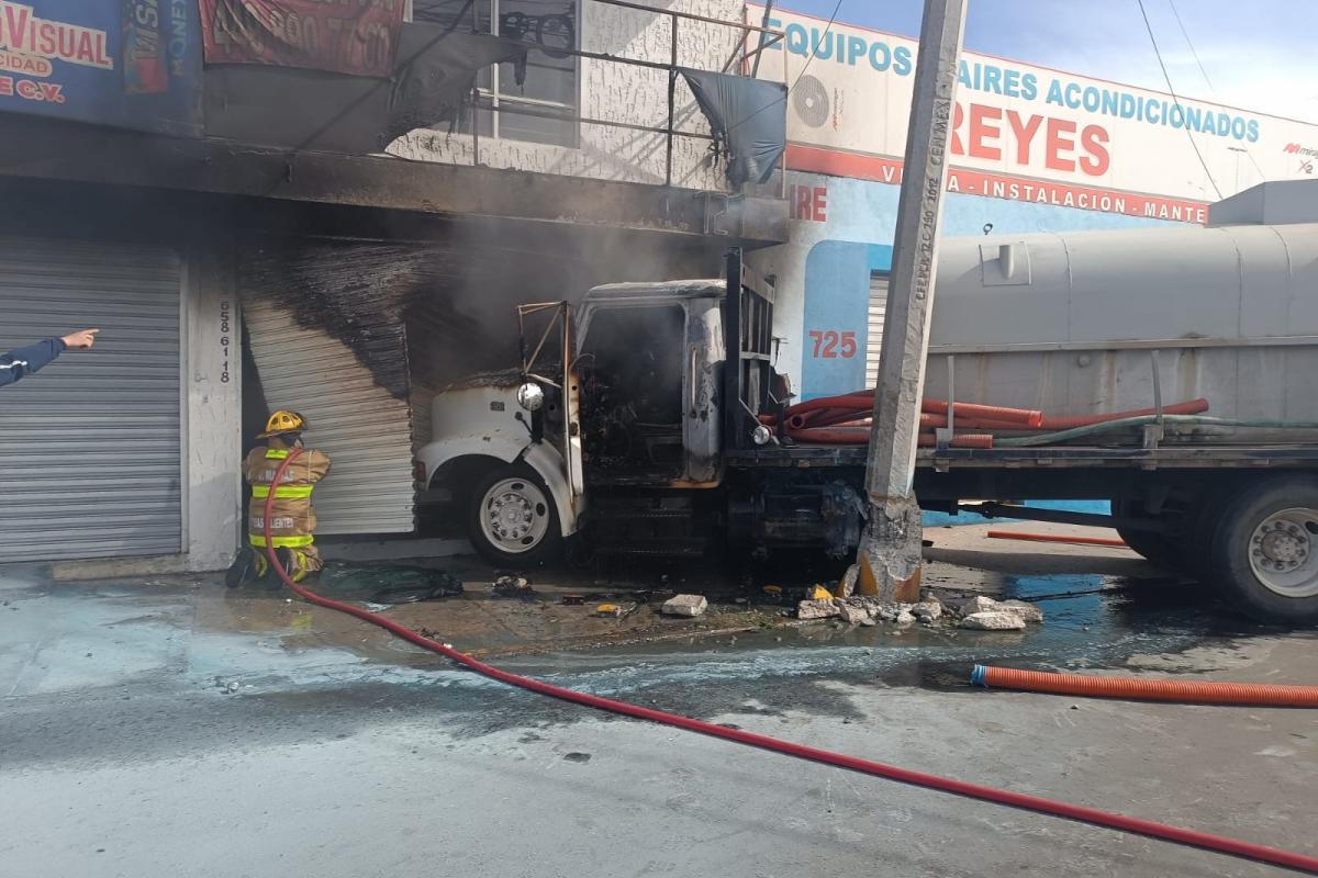 Pipa de agua se impacta contra dos locales y un hombre resulta ...