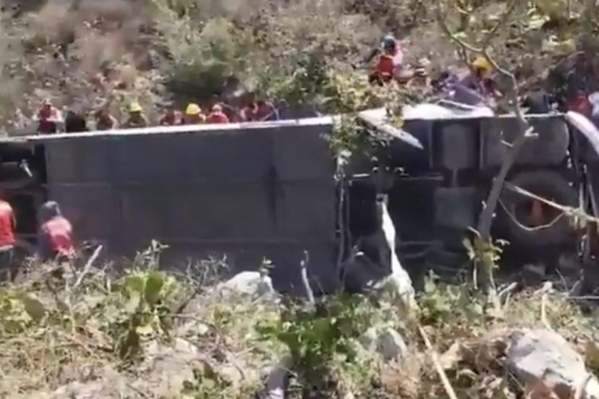 Volcadura de autobús en Oaxaca deja 18 muertos y 15 lesionados | BI ...