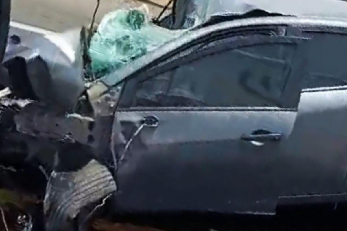Muere joven que terminó prensado en su auto tras fuerte choque en el ...
