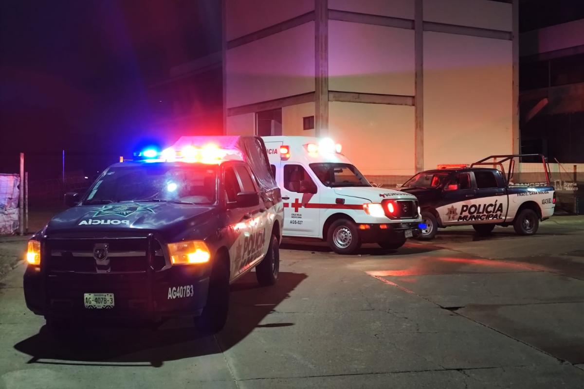 Hombre cae desde un segundo piso y queda herido; se niega a recibir ...