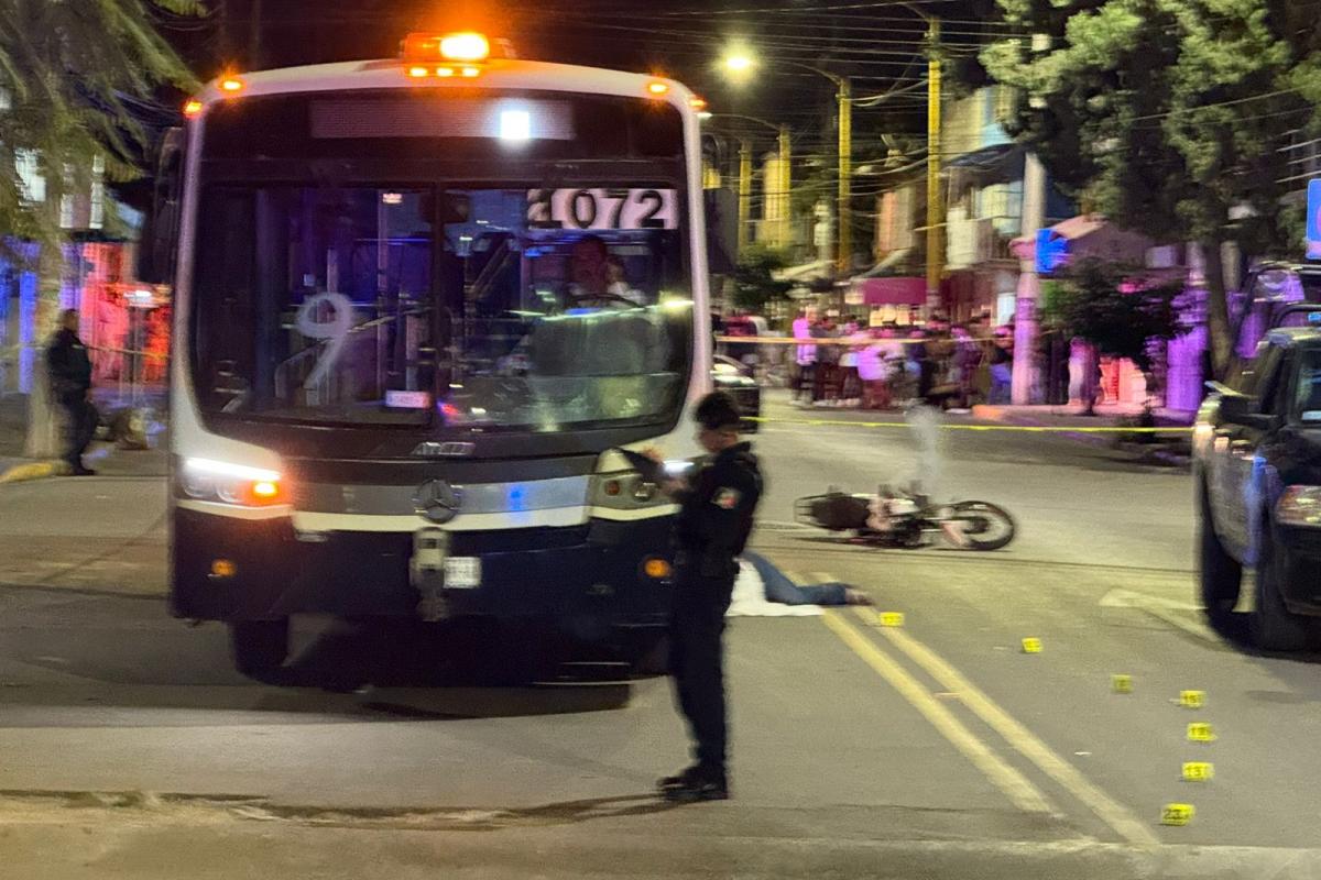 Motociclista pierde la vida tras caer y ser atropellado por camión ...