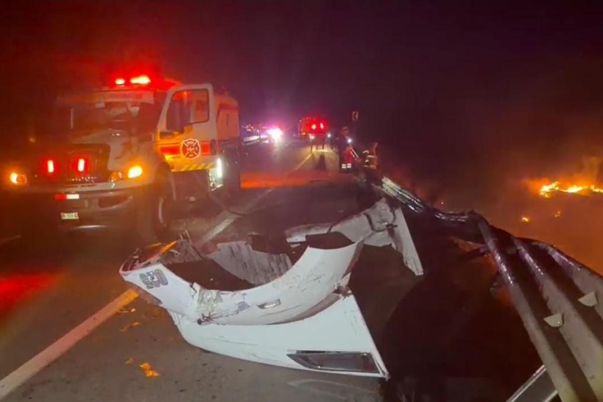 Tráiler se vuelca y se incendia en el libramiento carretero; conductor ...